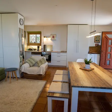 Violet's Place Crni Kal