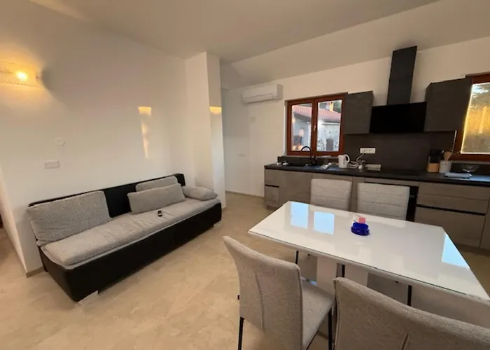 Violet's Place * Črni Kal